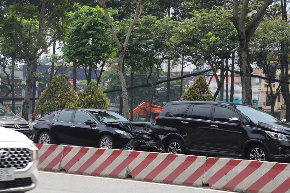 Bốn ô tô tông liên hoàn gần cầu Sài Gòn, giao thông ùn ứ gần hai cây số