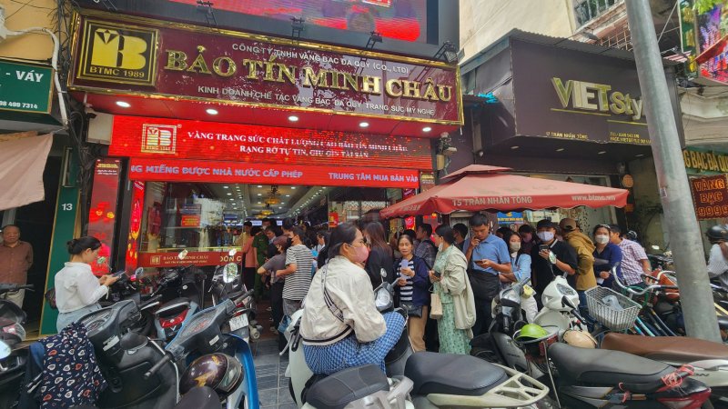 Vàng tăng nhẹ chiều 23/10, khách vẫn xếp hàng dài chờ mua tại Bảo Tín Minh Châu