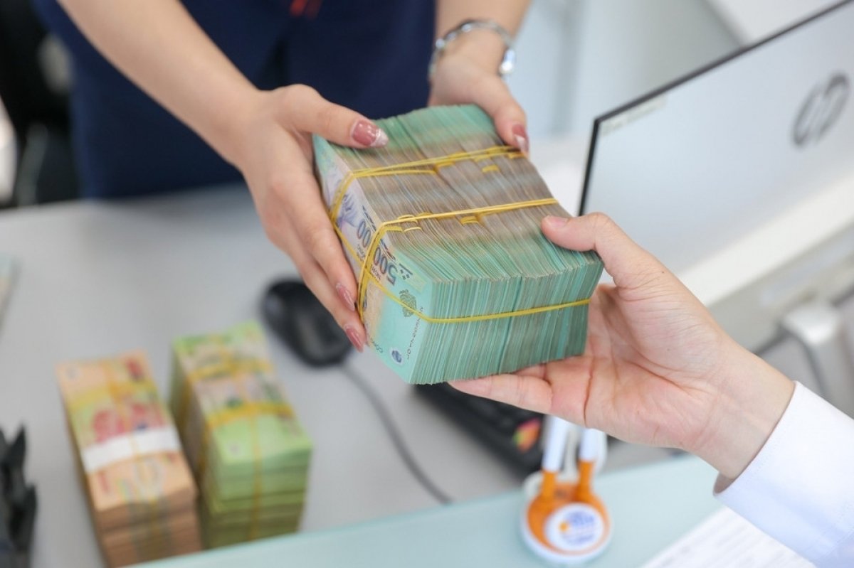 Lãi huy động giảm trên diện rộng, Mỹ kim hạ nhiệt