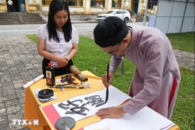 Liên hoan Thư pháp Việt Nam lần thứ nhất khai mạc tại Cố đô Huế