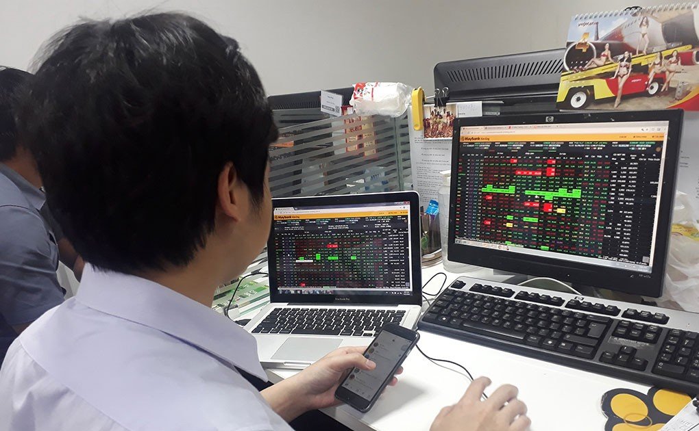 VN-Index sáng 22/10: tăng hơn 20 điểm, thử thách kháng cự 1.755
