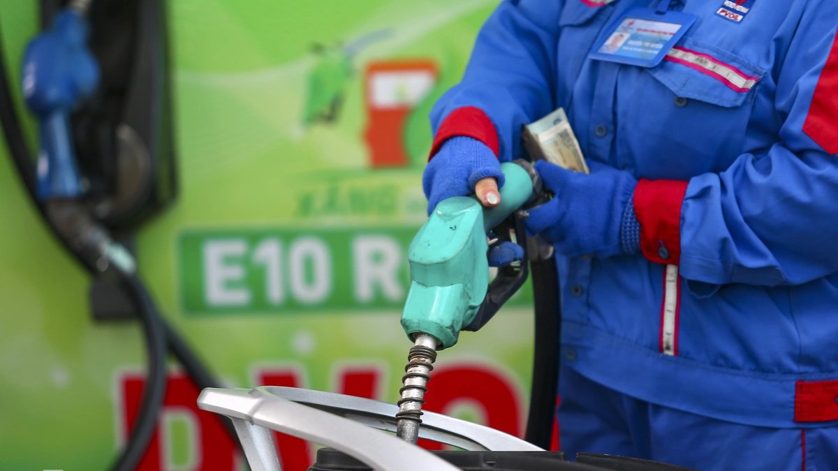 Giá xăng E10 giảm 1.810 đồng/lít, dầu diesel tăng 450 đồng từ 15 giờ chiều nay