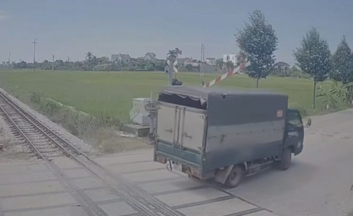 Xe tải vượt đèn đỏ, tông gãy cần chắn đường sắt ở Bắc Ninh
